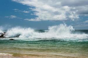 olas del océano pacífico en la orilla foto