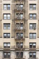 detalles de los edificios de manhattan de nueva york de la escalera de incendios foto