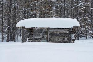 cabaña de montaña bajo la nieve foto