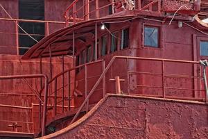 barco rugoso oxidado en el puerto de indonesia foto