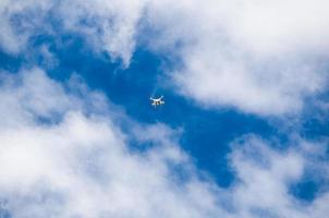 pequeño zumbido volador en el nublado cielo. foto