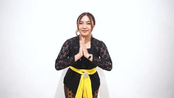 un asiático mujer acogedor invitados expresión video