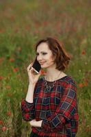 hermosa mujer o negocio mujer hablando en un célula teléfono afuera. al aire libre retrato de un hermosa contento mujer de negocios hablando en célula teléfono. foto