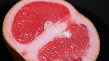 rijp grapefruit Aan een zwart achtergrond draait video