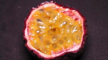 passion fruit fermer sur une noir Contexte tourne video