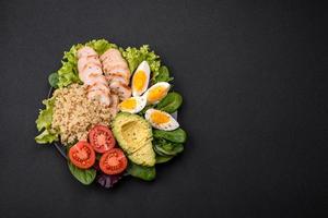 delicioso sano almuerzo consistente de pollo, palta, quinua, huevos y Tomates foto