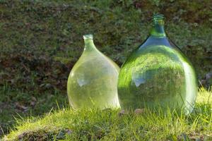 verde grande botellas en un campo foto