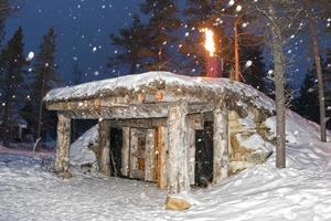 torre de elfos de laponia mientras nieva foto