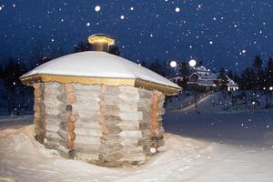 cabaña de madera en el fondo de la nieve foto