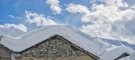 techos cubiertos de nieve foto