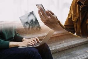 joven adulto feliz sonriente estudiante asiático hispano usando auriculares hablando en una reunión de chat en línea usando una computadora portátil en el campus universitario o en la oficina virtual. estudiante universitaria aprendiendo de forma remota. foto