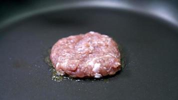 detailopname Koken varkensvlees hamburger in frituren pan voor koken, langzaam beweging beweging video