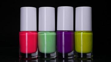 vier neon nagel poetsmiddelen staan in een rij video