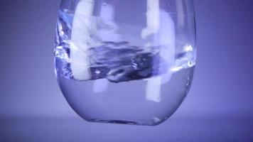 minerale acqua nel un' bicchiere neon splendore video
