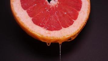 flytande honung droppande från grapefrukt video