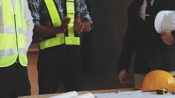 arquitecto hombre trabajando con ordenador portátil y planos, ingeniero inspección en lugar de trabajo para arquitectónico plan, bosquejo un construcción proyecto ,selectivo foco,negocio concepto Clásico color video