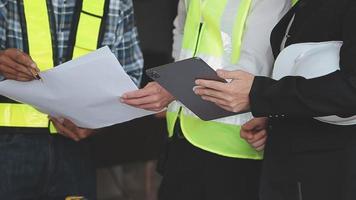 arquitecto hombre trabajando con ordenador portátil y planos, ingeniero inspección en lugar de trabajo para arquitectónico plan, bosquejo un construcción proyecto ,selectivo foco,negocio concepto Clásico color video