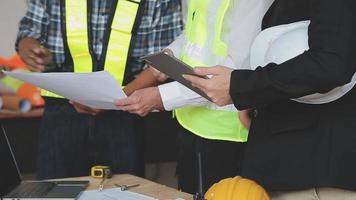 arquitecto hombre trabajando con ordenador portátil y planos, ingeniero inspección en lugar de trabajo para arquitectónico plan, bosquejo un construcción proyecto ,selectivo foco,negocio concepto Clásico color video