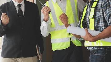 arquitecto hombre trabajando con ordenador portátil y planos, ingeniero inspección en lugar de trabajo para arquitectónico plan, bosquejo un construcción proyecto ,selectivo foco,negocio concepto Clásico color video