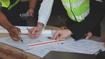 arquitecto hombre trabajando con ordenador portátil y planos, ingeniero inspección en lugar de trabajo para arquitectónico plan, bosquejo un construcción proyecto ,selectivo foco,negocio concepto Clásico color video