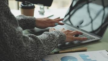 equipe de negócios financeiros presente. as mãos do homem de negócios seguram documentos com foto de estoque de estatística financeira, discussão e dados de relatório de análise os gráficos e gráficos. conceito financeiro de finanças video