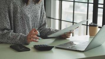 équipe commerciale financière présente. les mains de l'homme d'affaires tiennent des documents avec des photos de stock de statistiques financières, des discussions et des données de rapport d'analyse les tableaux et les graphiques. concept financier des finances video