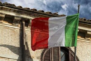 bandera italiana de italia verde blanco y rojo en roma foto