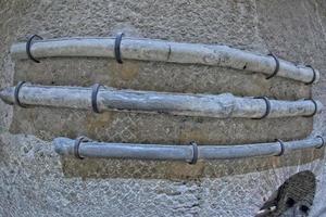 tubo de plomo antiguo romano foto