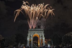 feliz año nuevo y feliz navidad fuegos artificiales en el arco del triunfo foto