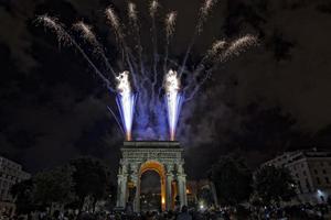 feliz año nuevo y feliz navidad fuegos artificiales en el arco del triunfo foto