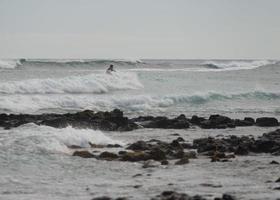 olas del océano pacífico en la orilla foto