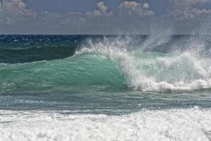 olas del océano pacífico en la orilla foto