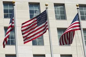 americano banderas estrellas y rayas en Washington corriente continua edificios foto