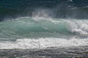 olas del océano pacífico en la orilla foto