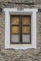 ventana de cabaña de cabaña de madera vieja foto