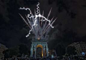 feliz año nuevo fuegos artificiales en el arco del triunfo en génova italia foto