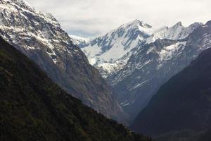 un hermosa paisaje de el sur Annapurna rango visto desde el pueblo de chomong en el Annapurna base acampar sendero en el Nepal himalaya foto