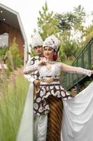 un Pareja en blanco ropa posando muy íntimamente y íntimamente en un parque foto