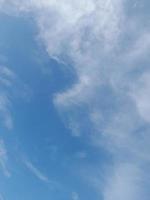 hermosas nubes blancas sobre fondo de cielo azul profundo. grandes nubes esponjosas suaves y brillantes cubren todo el cielo azul. foto