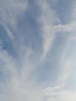 hermosas nubes blancas sobre fondo de cielo azul profundo. grandes nubes esponjosas suaves y brillantes cubren todo el cielo azul. foto