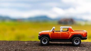 minahasa, indonesia enero de 2023, coche de juguete en el campo de arroz foto