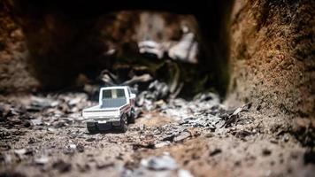 sur minahasa, Indonesia enero 2023, el juguete coche en el horno mira me gusta en un cueva foto