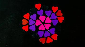 corazón multicolor sobre fondo negro para el día de san valentín foto