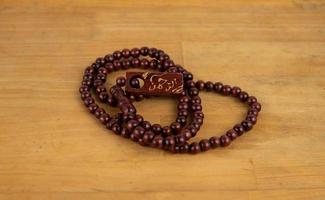 islámico oración rosario en de madera mesa foto