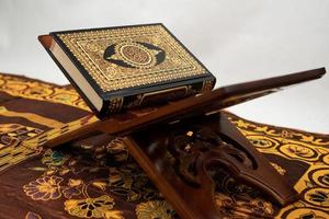 Corán en tradicional mesa aislado foto