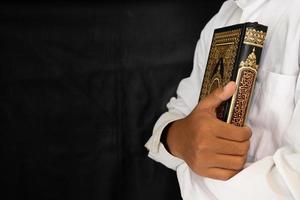 man hug the holy Quran book photo