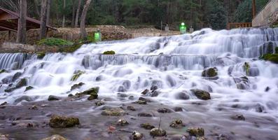 paisaje de río de larga exposición durante el otoño foto