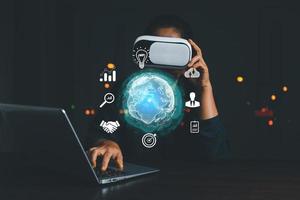 mujer de negocios vistiendo vr lentes y accediendo el nube informática tecnología Internet almacenamiento red concepto y un grande base de datos grande datos mediante Internet tecnología. metaverso tecnología idea. foto