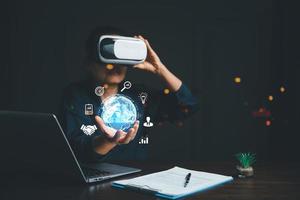 mujer de negocios vistiendo vr lentes y accediendo el nube informática tecnología Internet almacenamiento red concepto y un grande base de datos grande datos mediante Internet tecnología. metaverso tecnología idea. foto