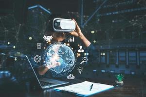 mujer de negocios vistiendo vr lentes y accediendo el nube informática tecnología Internet almacenamiento red concepto y un grande base de datos grande datos mediante Internet tecnología. metaverso tecnología idea. foto